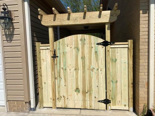 Entrance gate with mini-pergola